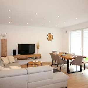 Mit Voll Ausgestatetter Kueche, Badewanne, Balkon, Parkplatz Vor Dem Haus, Ruhig Gelegen, Ada4 Apartment